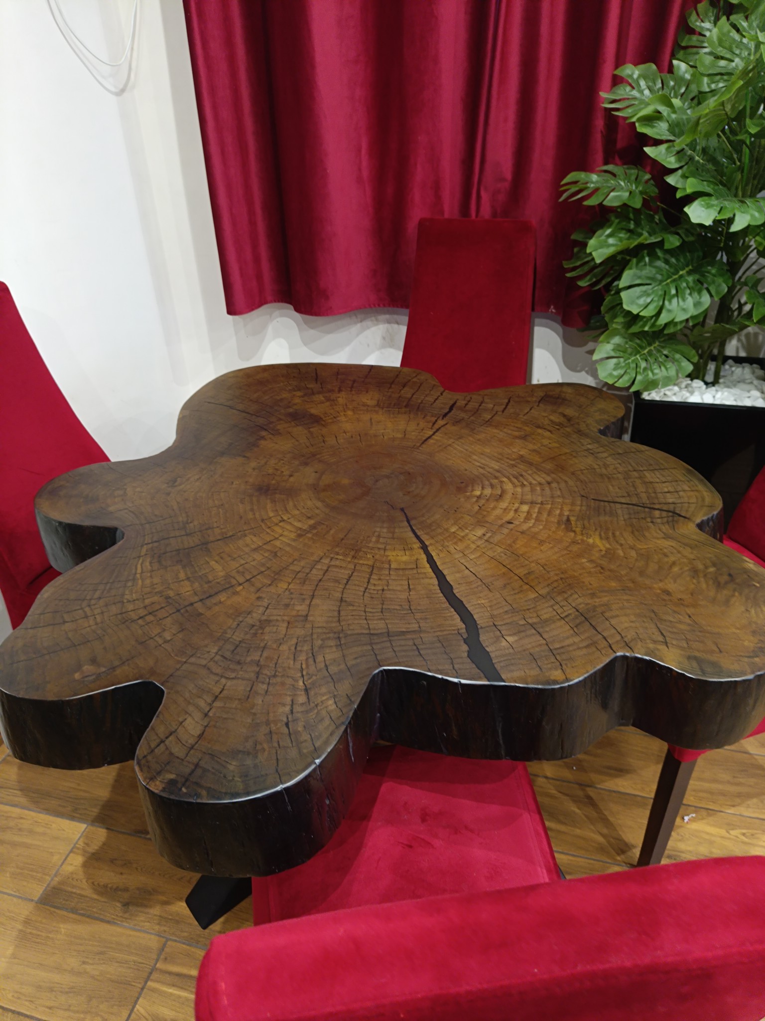 Mały stolik z monolitu do salonu w stylu loft