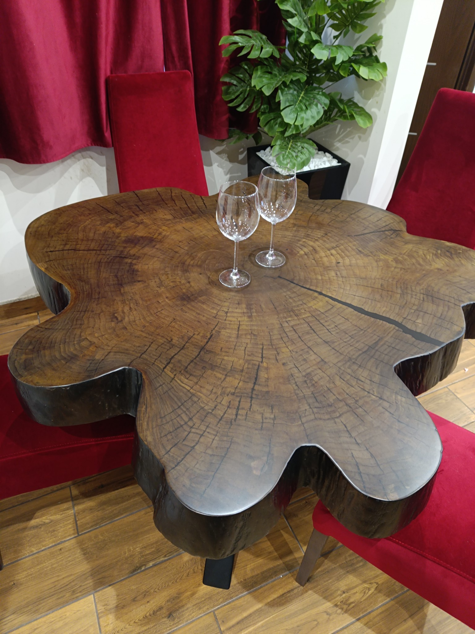 Mały stolik z monolitu do salonu w stylu loft